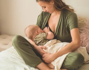 maman allaitante, allaitement maternel, nouveau né, alimentation bébé